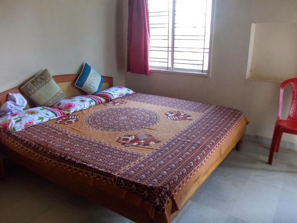 Rishaan Guest House Puri Bilik gambar