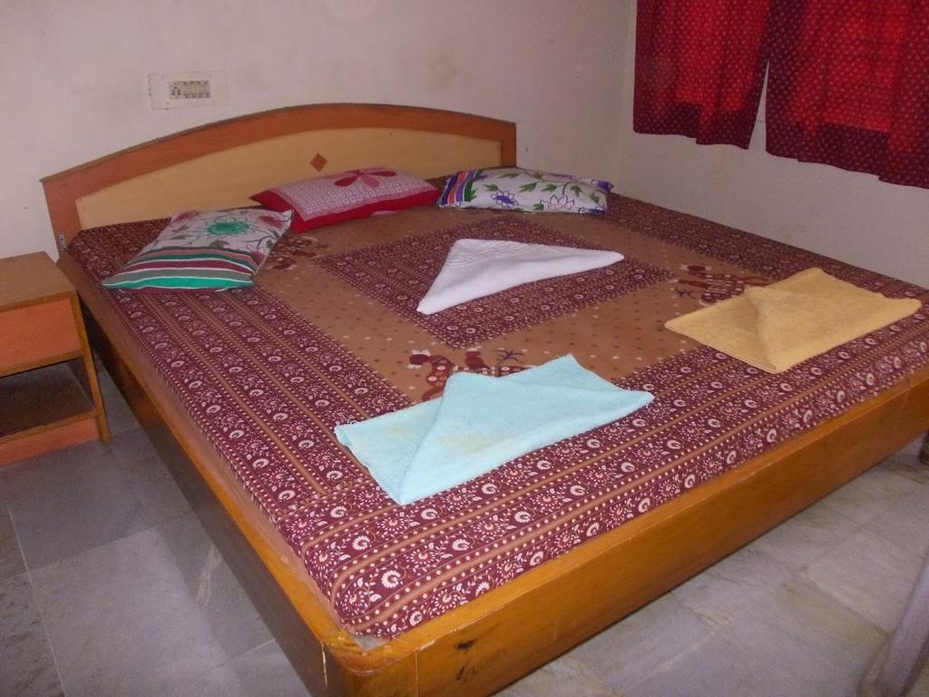 Rishaan Guest House Puri Bilik gambar