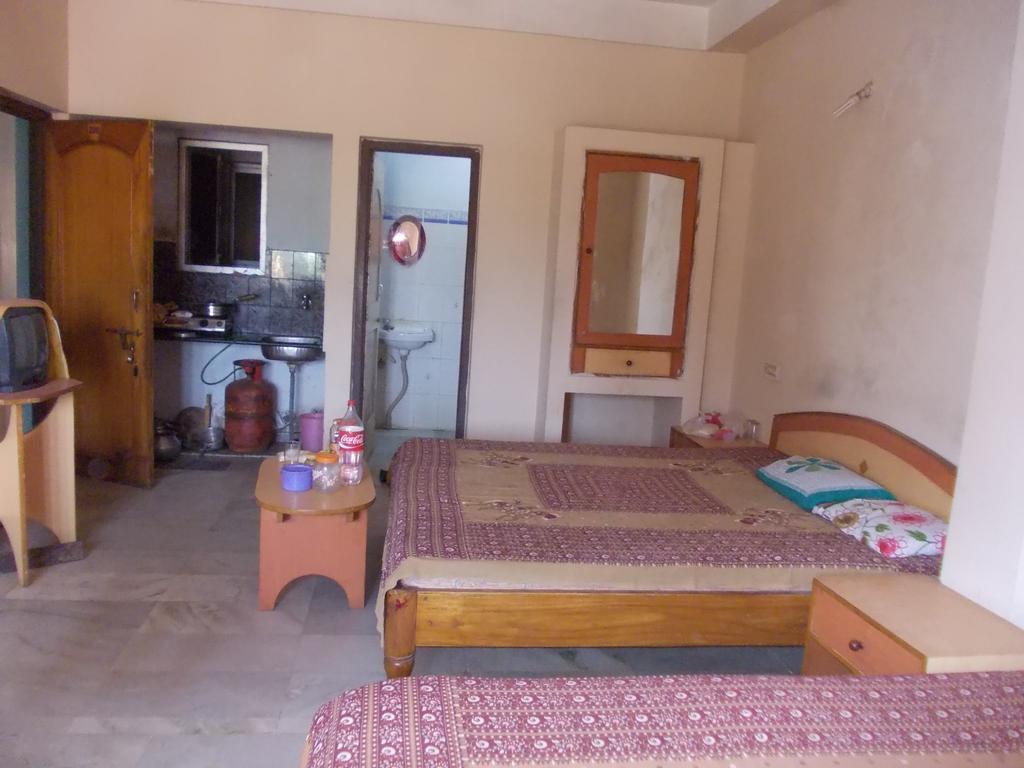 Rishaan Guest House Puri Bilik gambar