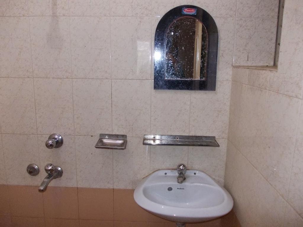 Rishaan Guest House Puri Bilik gambar