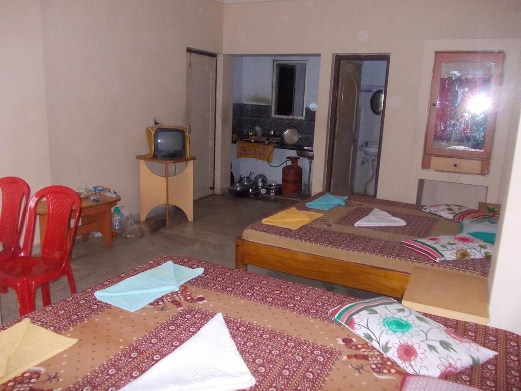 Rishaan Guest House Puri Bilik gambar