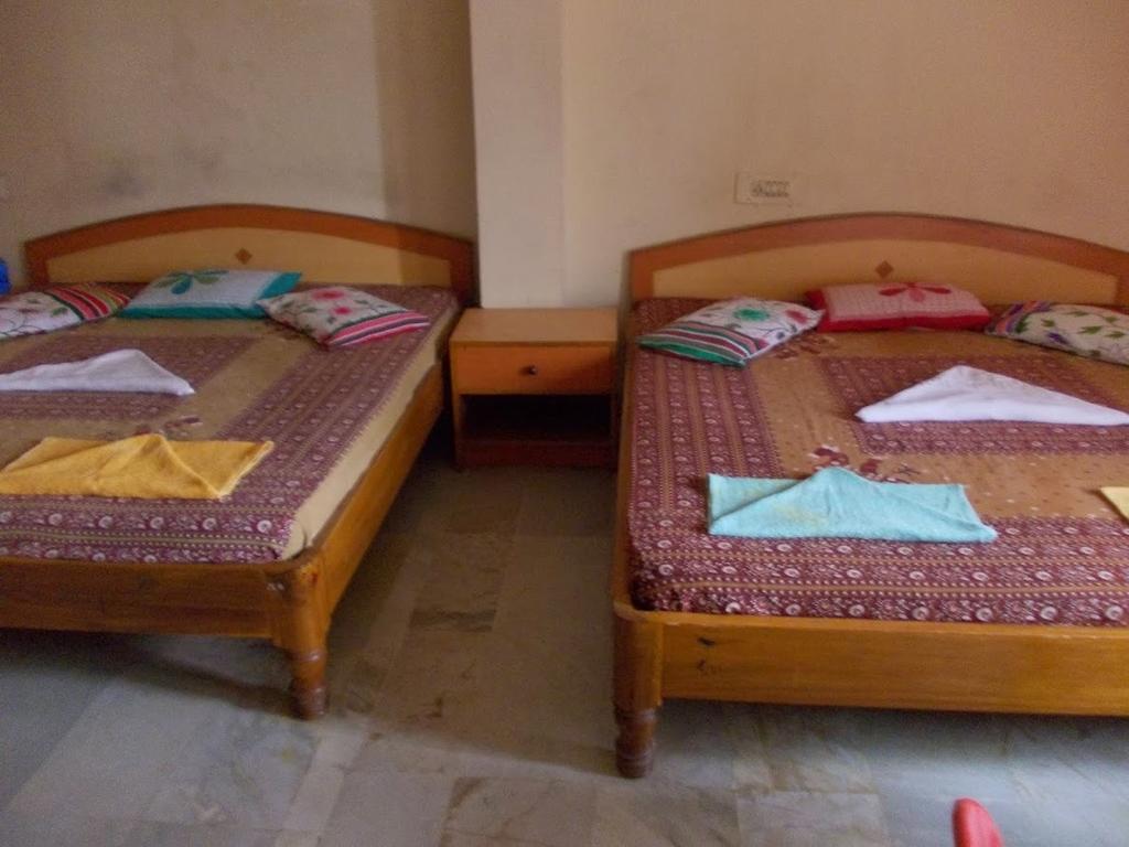Rishaan Guest House Puri Bilik gambar