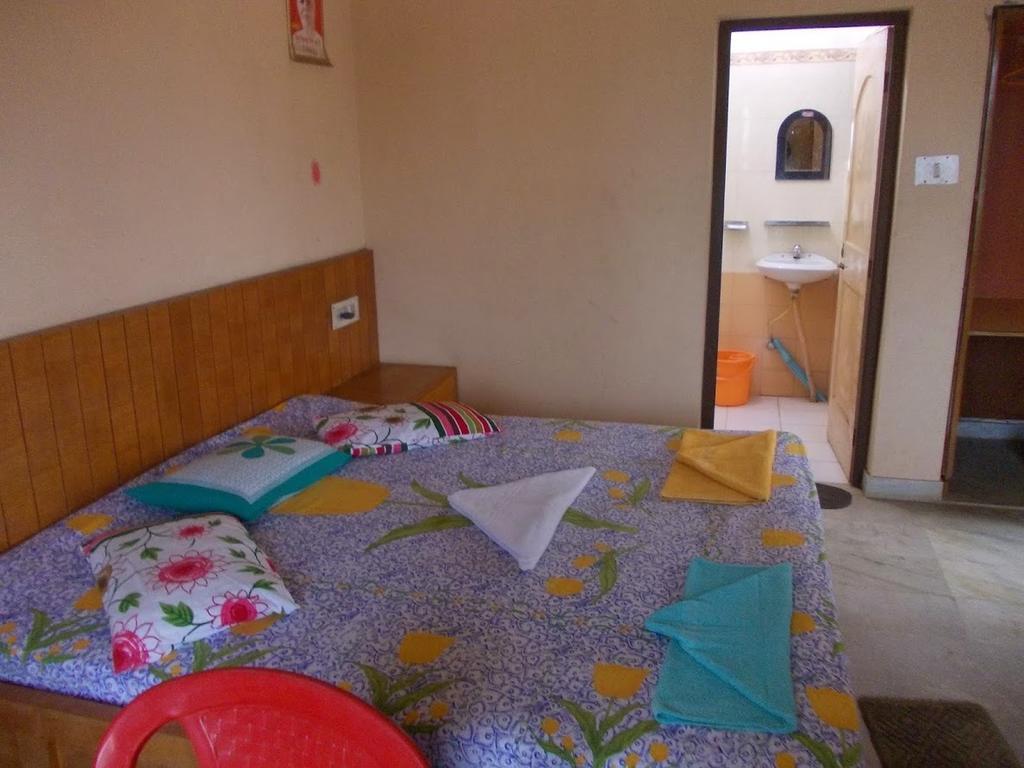 Rishaan Guest House Puri Bilik gambar