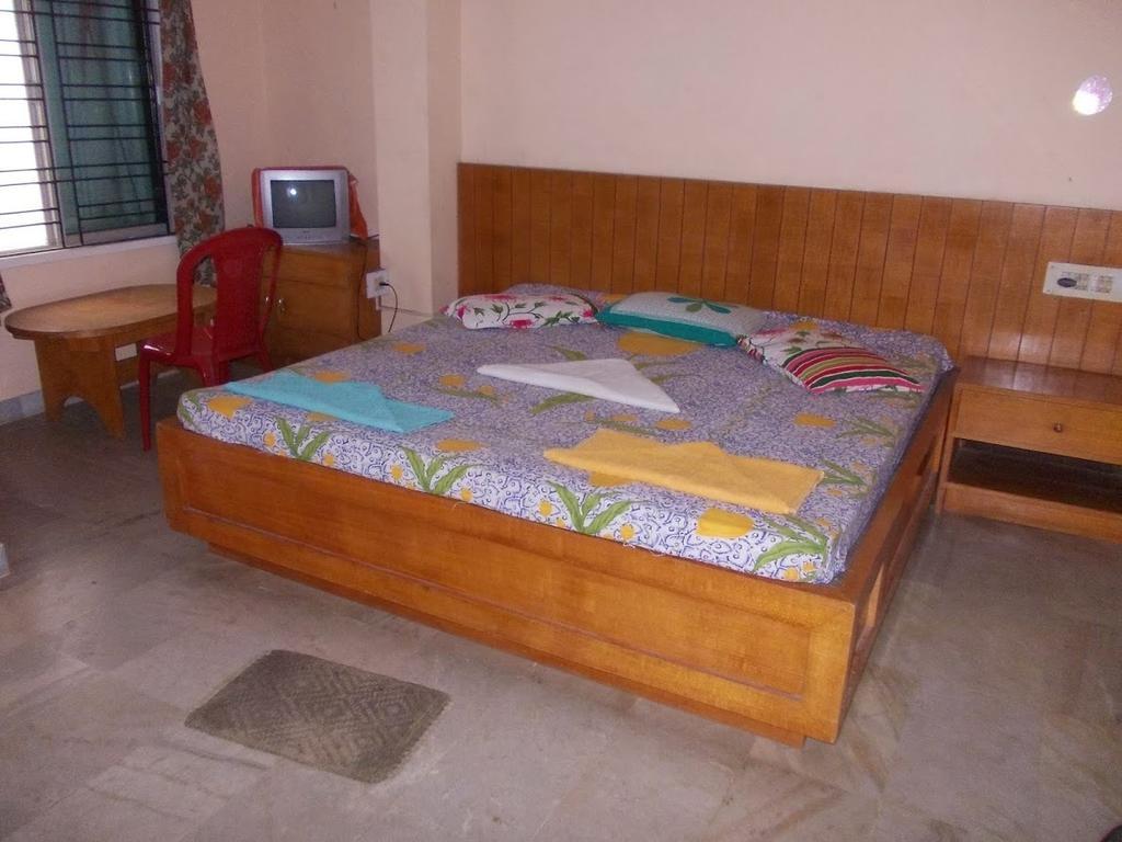Rishaan Guest House Puri Bilik gambar
